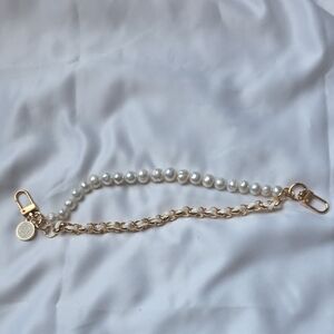 Elegant Pearl and Gold Chain Women's Bag Accessory